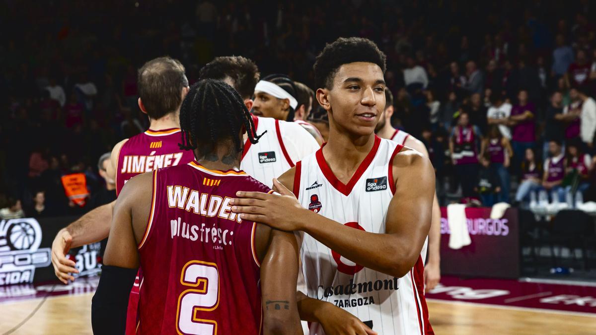 Los jugadores del Casademont saludan a los rivales tras el encuentro en la cancha del Hiopos Lleida.