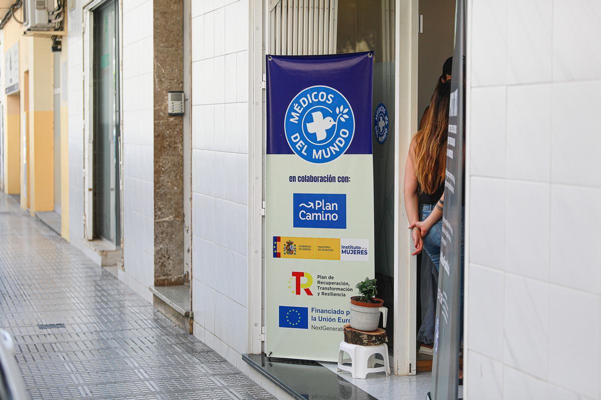 Entrada de la nueva sede de Metges del Món Eivissa, en Vía Púnica, en Vila.
