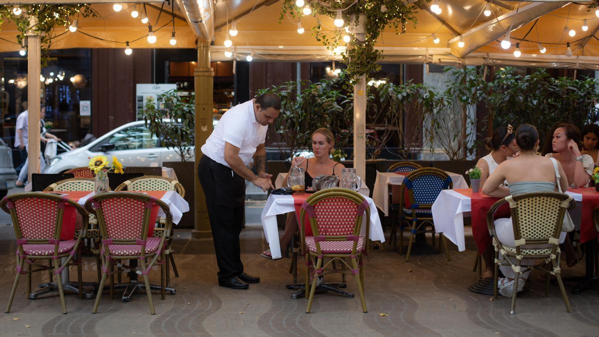 Archivo - Un camarero atendiendo una mesa de un restaurante de Barcelona