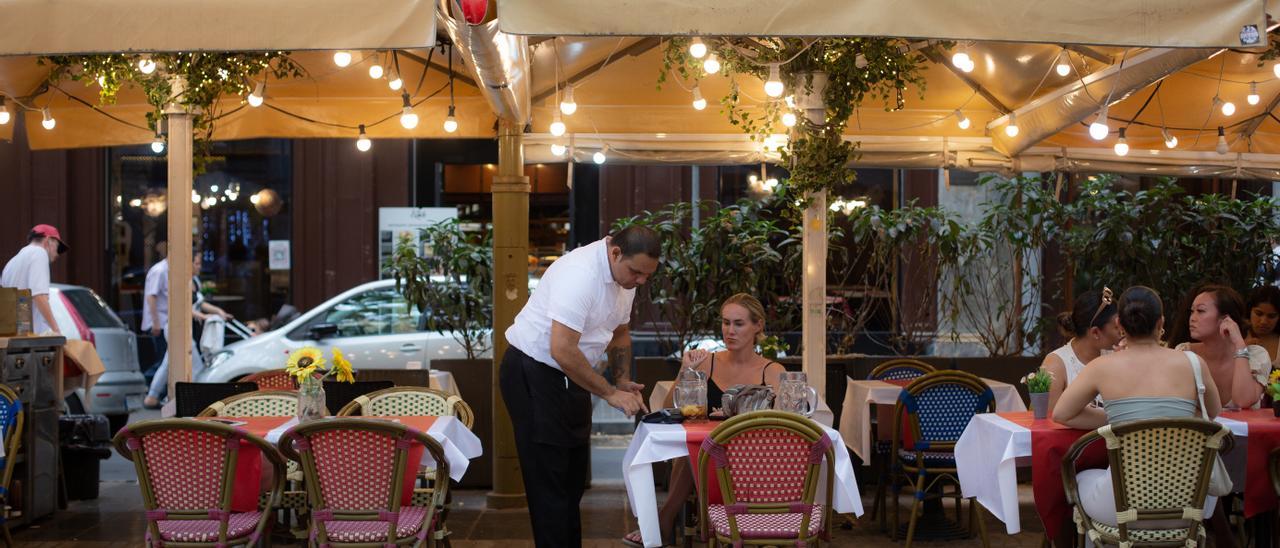 Un camarero atiende una mesa de un restaurante de Barcelona.