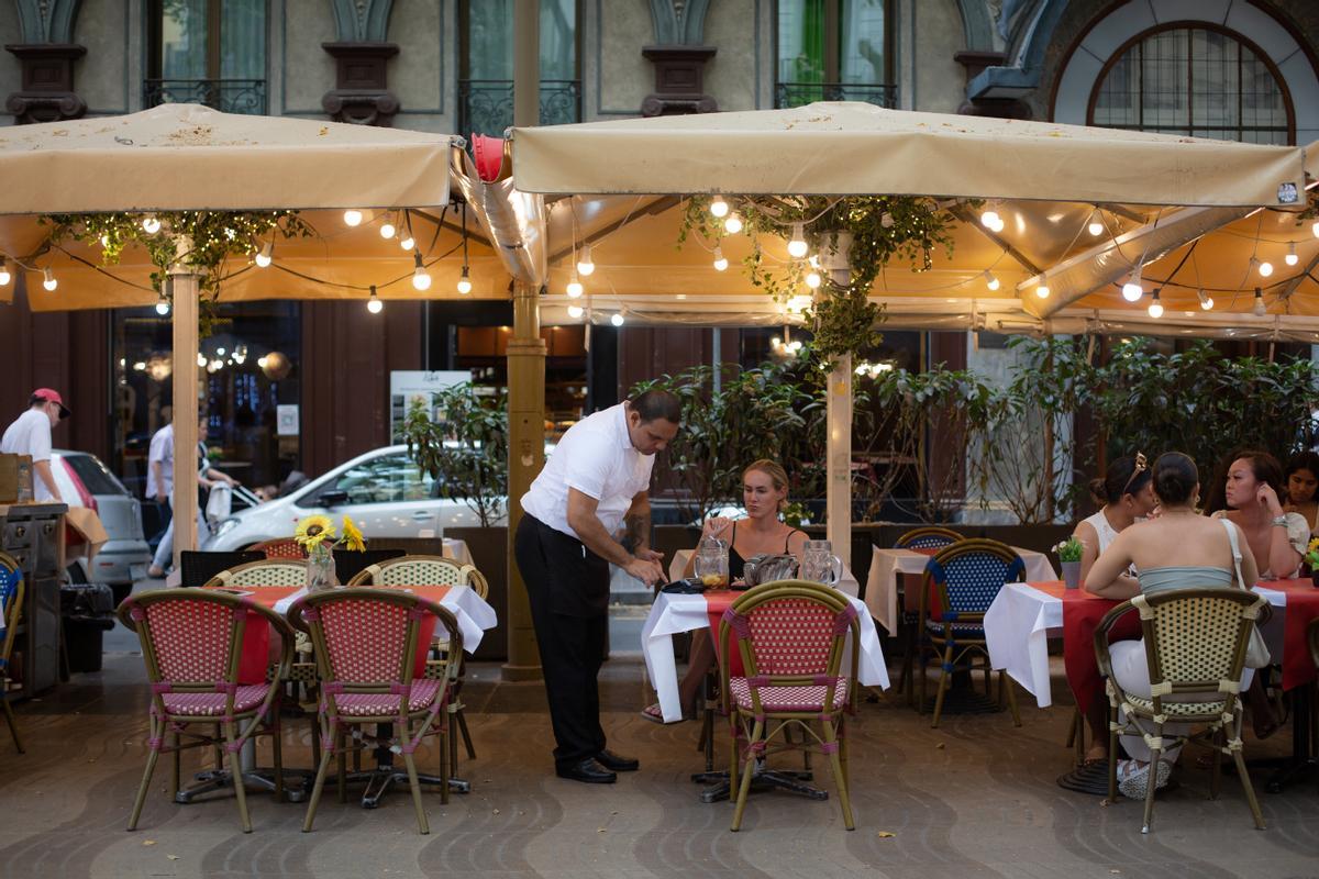 Archivo - Un camarero atendiendo una mesa de un restaurante de Barcelona