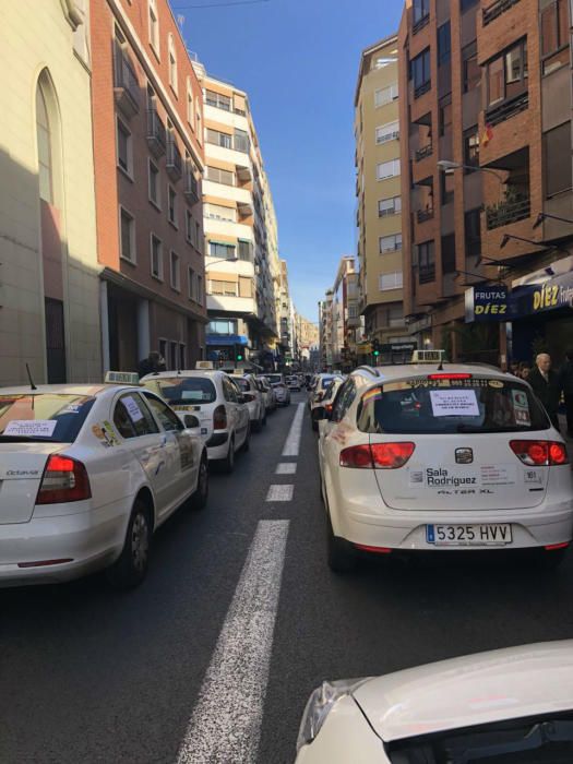 Protesta de los taxistas de Alicante contra la liberación del transporte en la estación del AVE