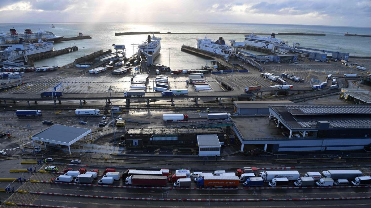 La estibadores se suman a la ola de huelgas que azota Reino Unido, en la foto el puerto de Dover