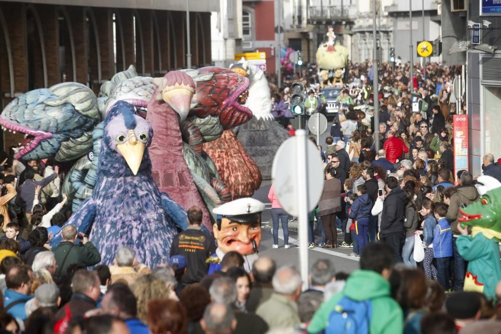 Desfile de carrozas el Lunes de Pascua en Avilés