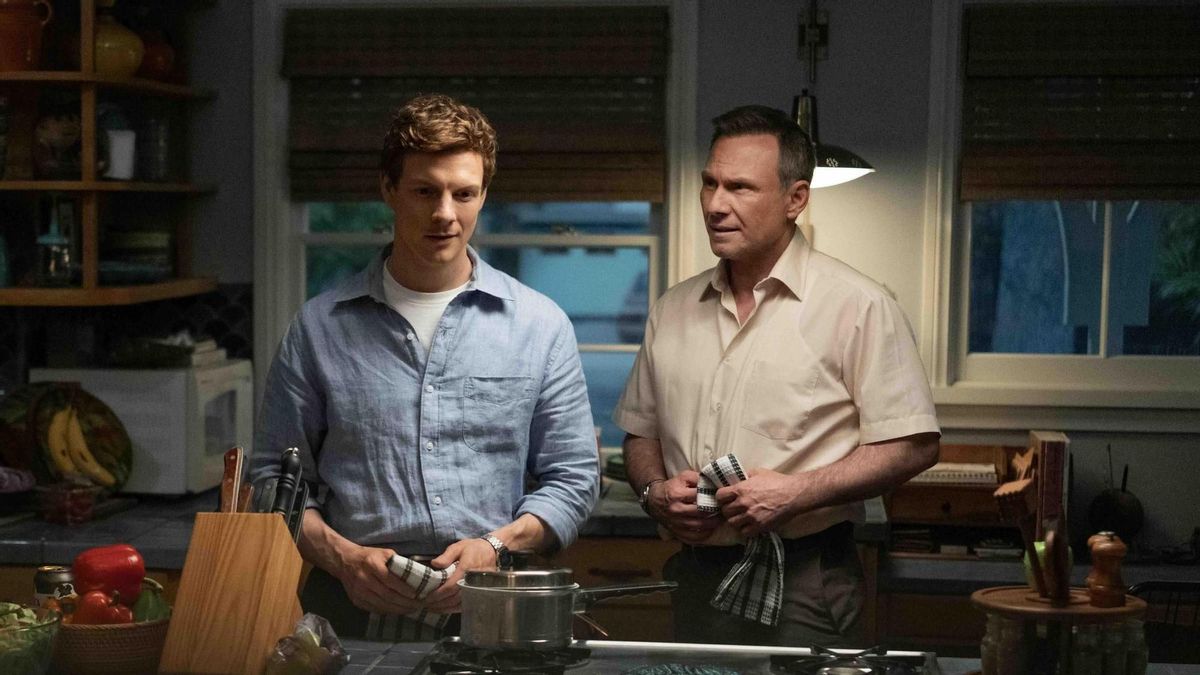 Patrick Gibson (Dexter) y Christian Slater (Harry) en una imagen promocional de 'Dexter: Pecado original'.
