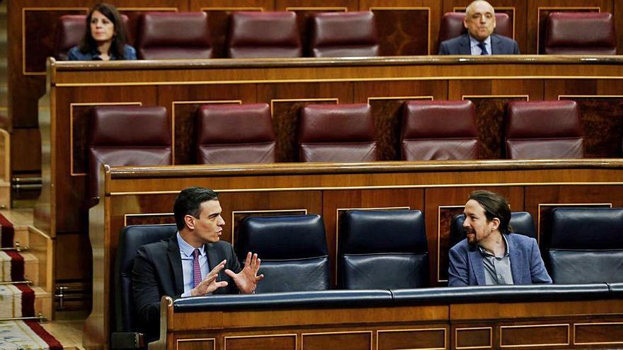 Sánchez i Iglesias parlen durant un ple al Congrés.