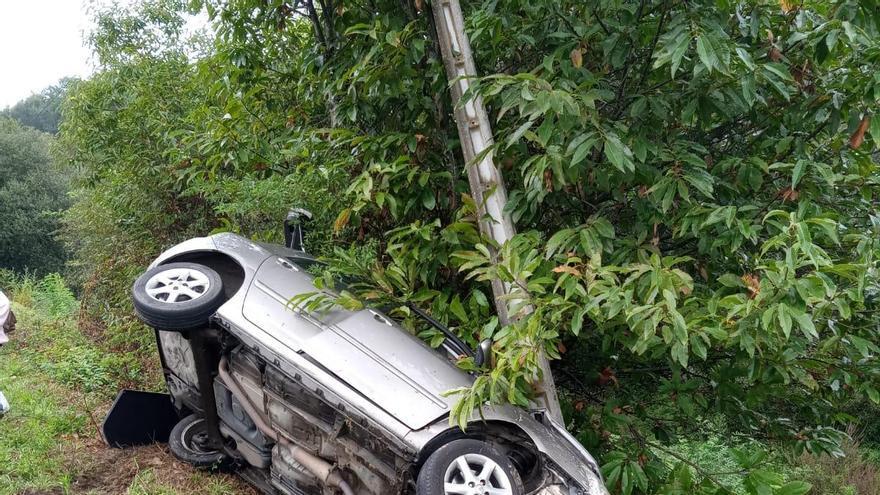 Ilesa una conductora tras salirse de la vía en Carbia, volcar y chocar con un poste de la luz