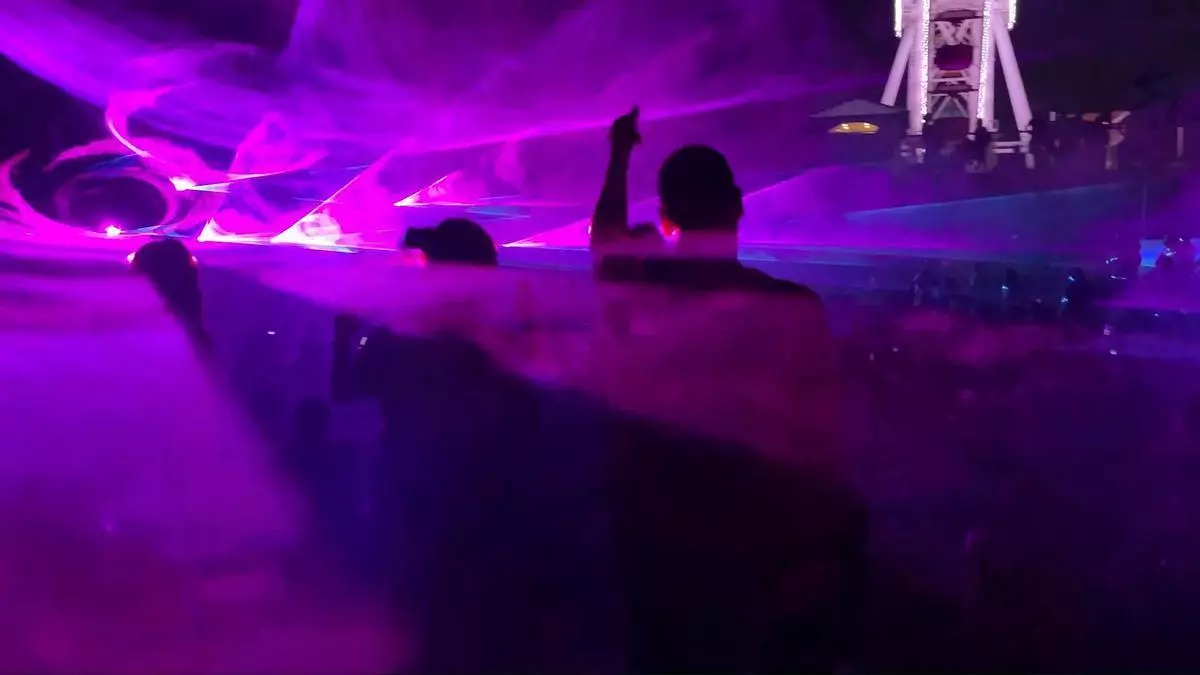 El Tibidabo recupera su 'Laser Show' nocturno y estrena una 'playa' con sombrillas