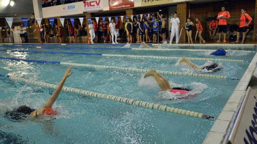 Participantes en una de las pruebas celebradas en las piscinas del Manuel Llaneza.