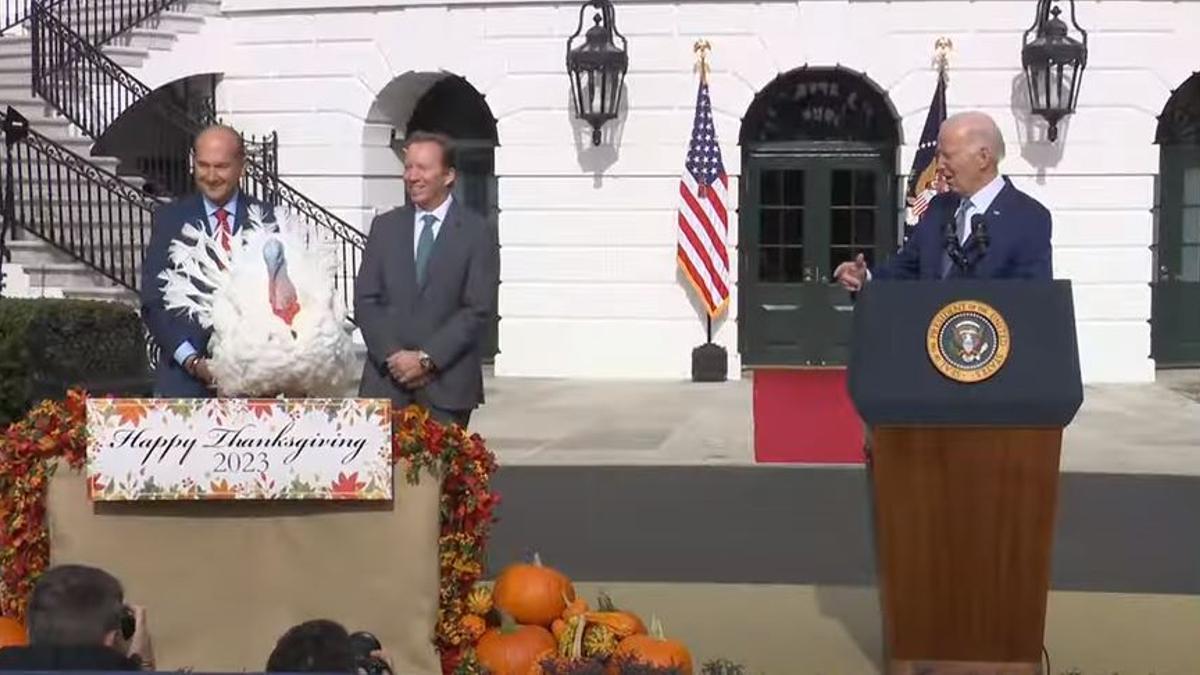 Joe Biden indulta a un pavo por Acción de Gracias.