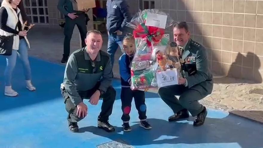 La Guardia Civil de Alicante entrega los premios del concurso de dibujo navideño