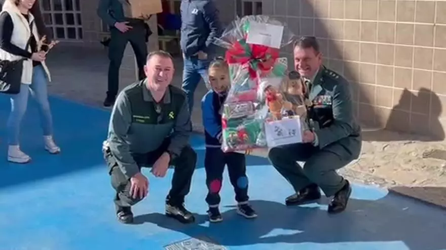 La Guardia Civil de Alicante entrega los premios del concurso de dibujo navideño