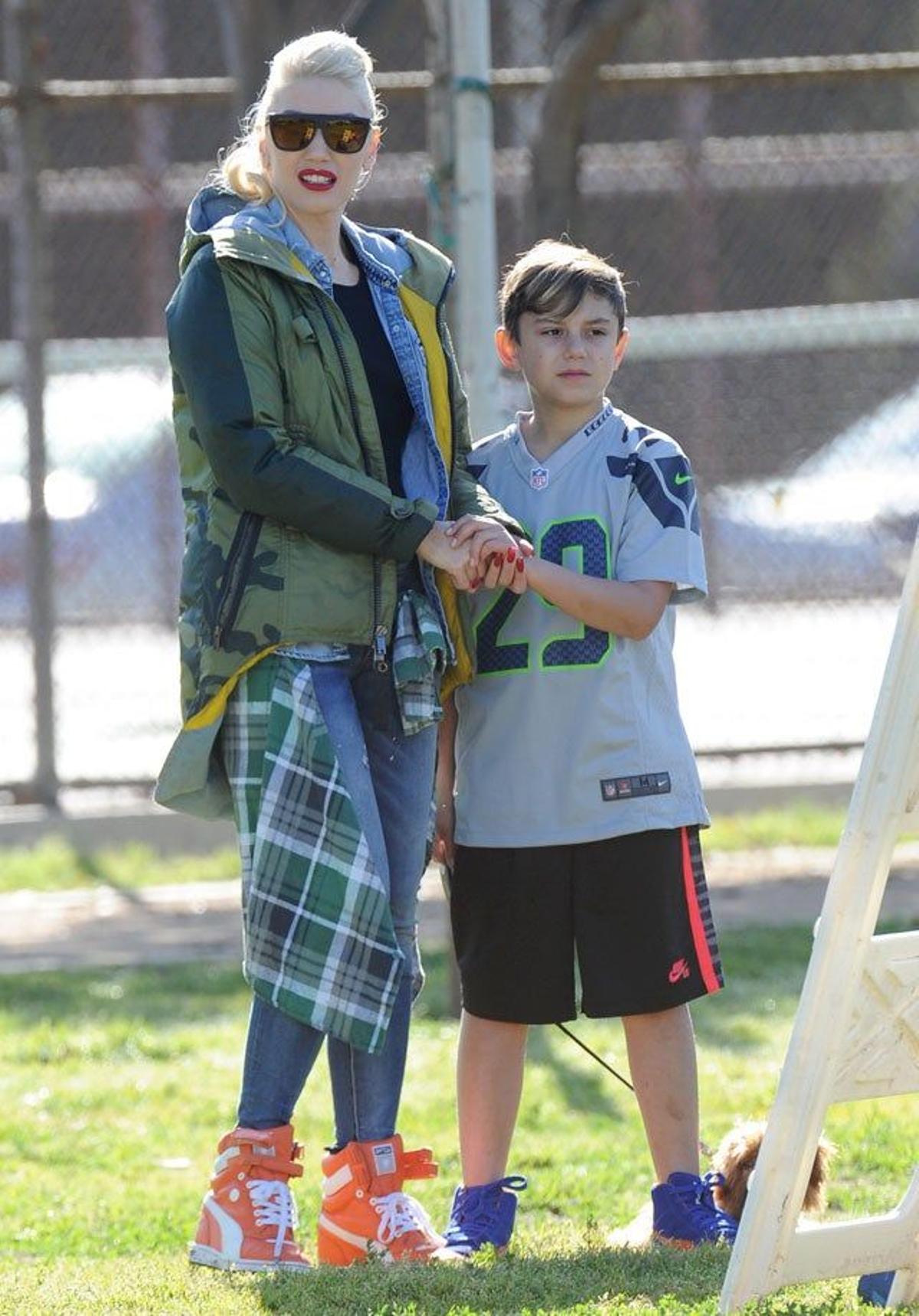 Gwen Stefani de la mano de su hijo Kingston