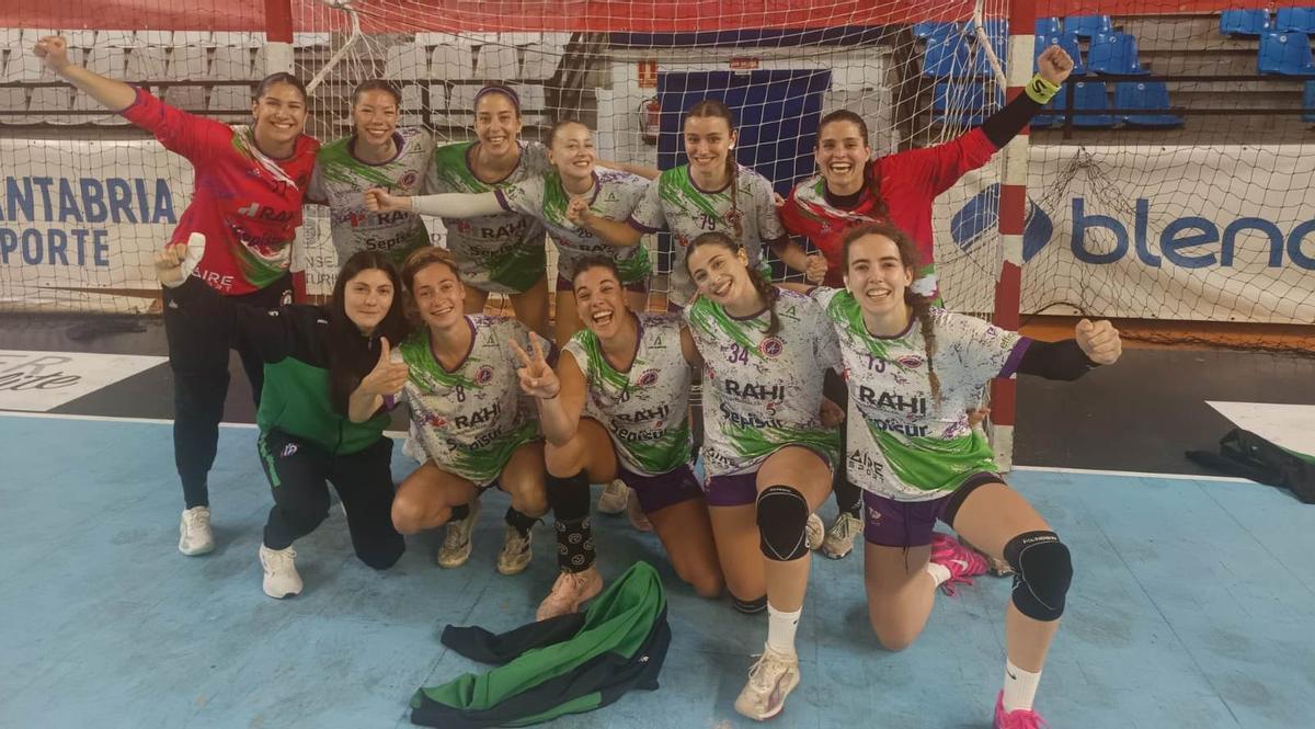El Adesal celebra la victoria conquistada en la cancha del Pereda.
