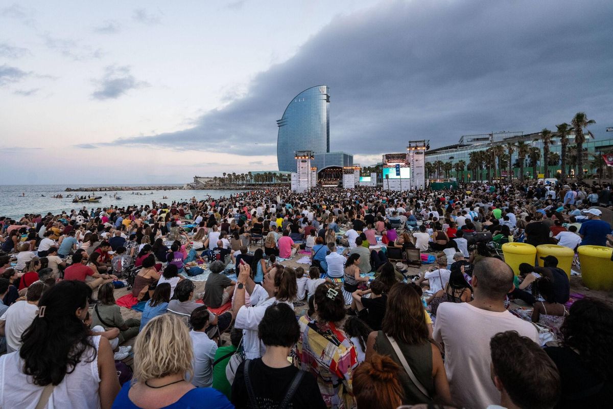 Más de 30.000 personas vibran en el segundo día de Clàssica a la Platja en la Barceloneta