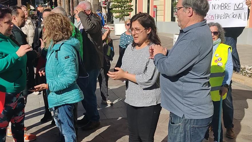 Las familias afectadas por el desahucio se concentran en la Glorieta