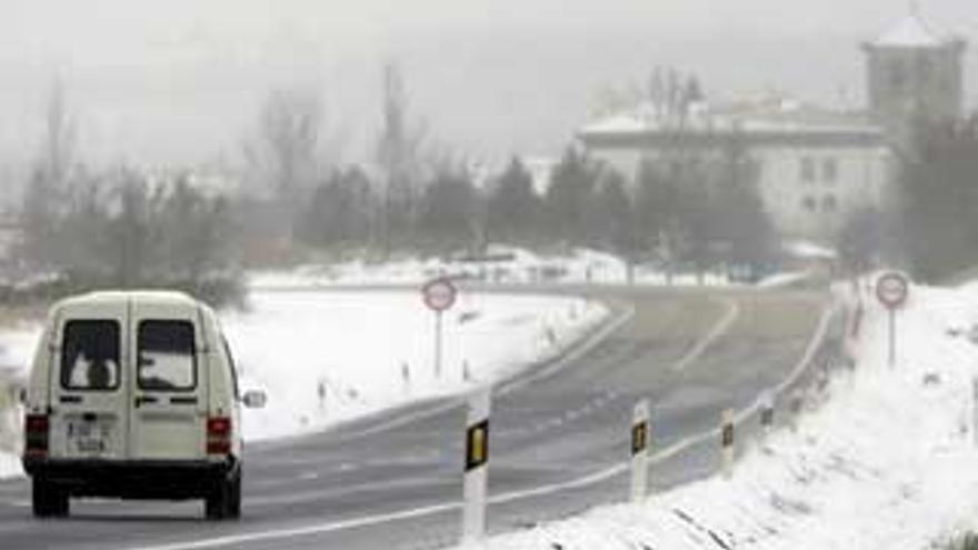 El frío y la nieve dificultan el tráfico en 24 provincias