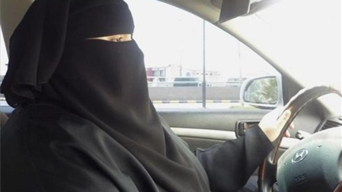 Una mujer saudí, conduciendo un coche en Riad durante el 2011, un acto prohibido.