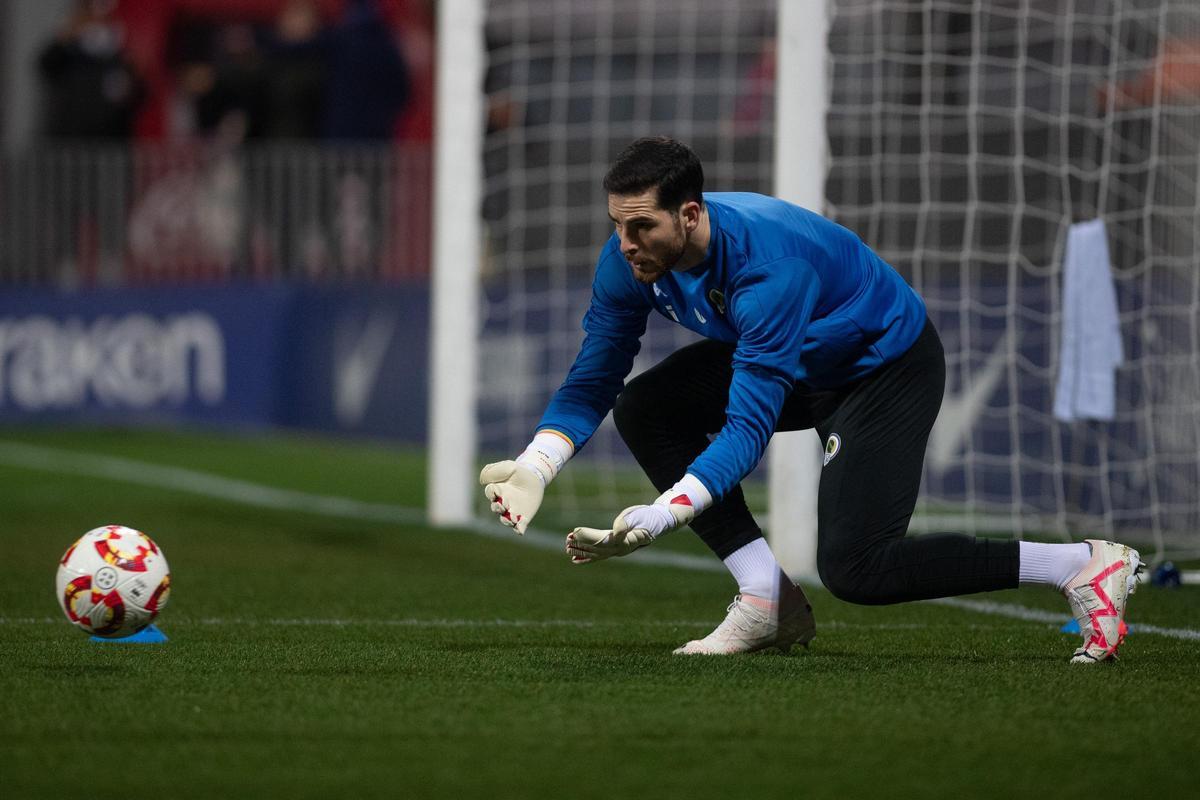 Carlos Abad, durante el calentamiento previo a un partido de la pasada temporada.