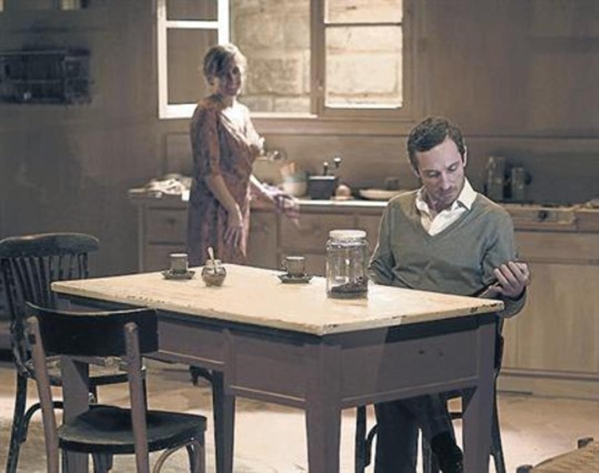 Clara Segura, al fons, i Pablo Derqui, en una escena de l’obra. Clara Segura, al fons, i Pablo Derqui, en una escena de l’obra.