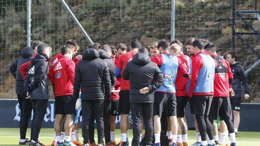 Unzué charla con sus jugadores en un entrenamiento en A Madroa. // Alba Villar