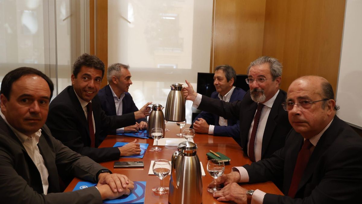 Las delegaciones de PP y Vox, antes de la reunión tras la que se ha anunciado el pacto para gobernar en coalición.