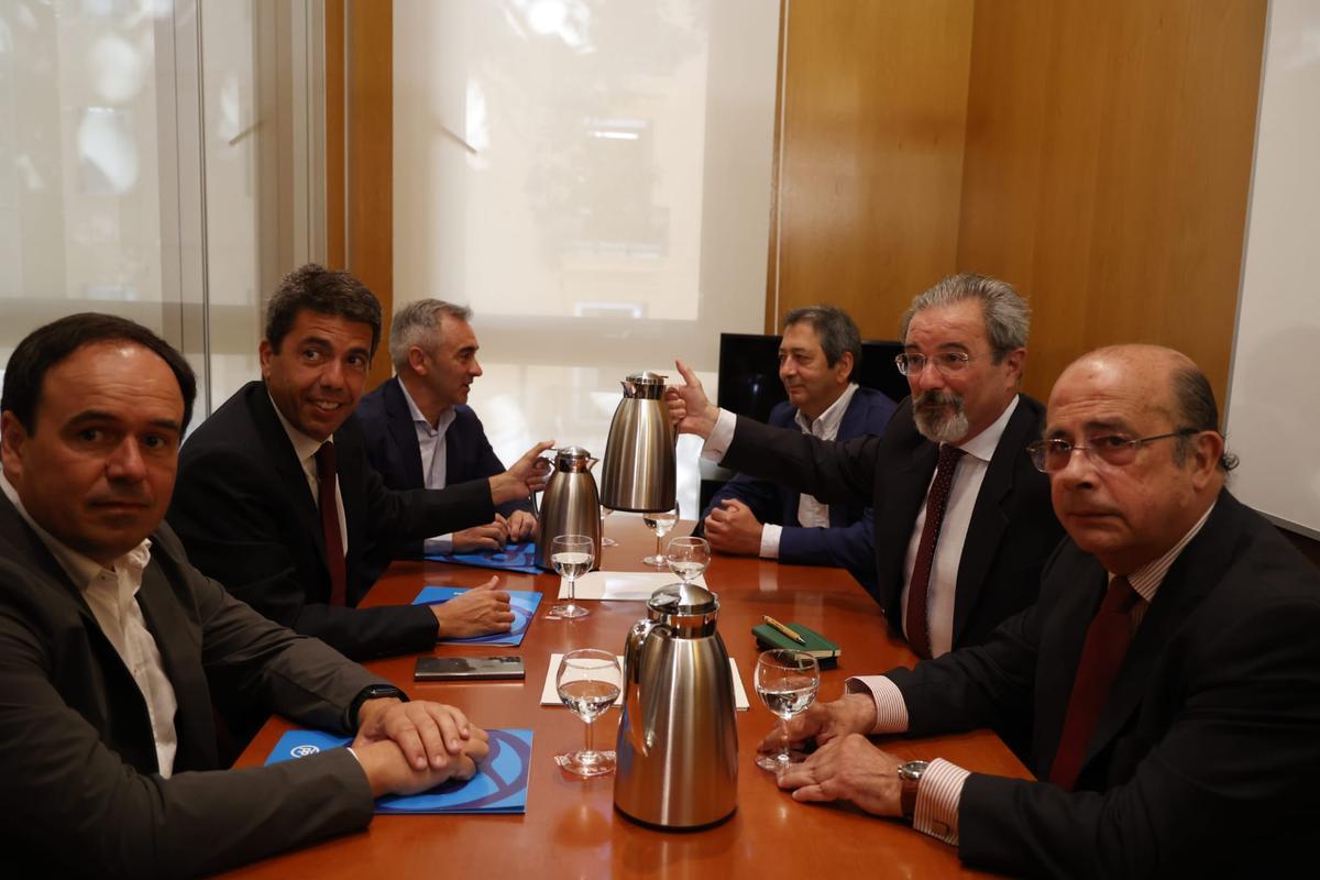 Las delegaciones de PP y Vox, antes de la reunión tras la que se ha anunciado el pacto para gobernar en coalición.