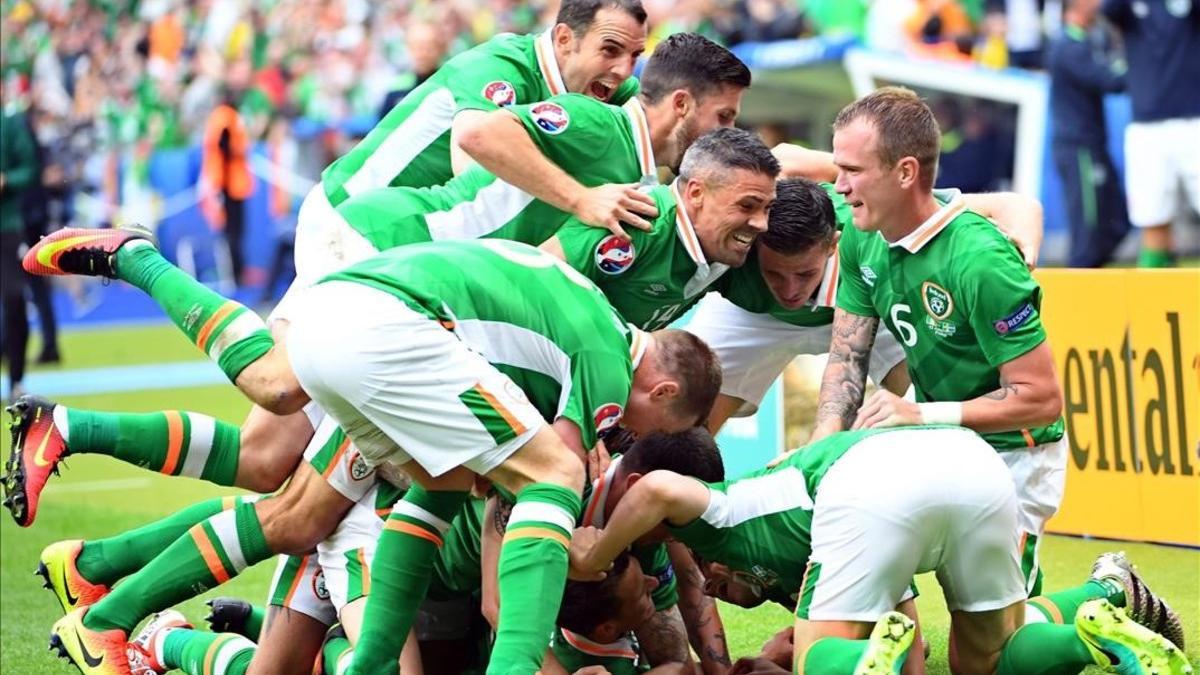 Los jugadores de la República de Irlanda celebran el gol de Hoolahan.