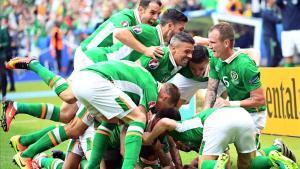 Los jugadores de la República de Irlanda celebran el gol de Hoolahan ante Suecia.