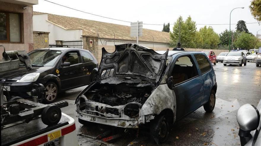 Arde un coche en la calle Miquel dels Sants Oliver