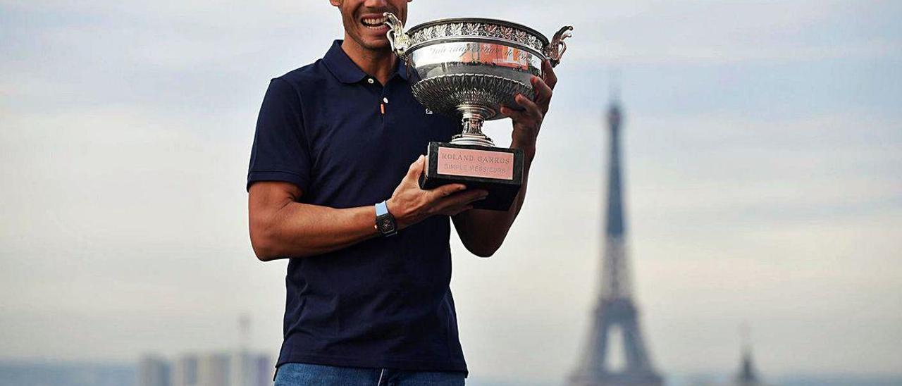 Rafa Nadal, ayer, con el trofeo del Roland Garros y la Torre Eiffel al fondo.