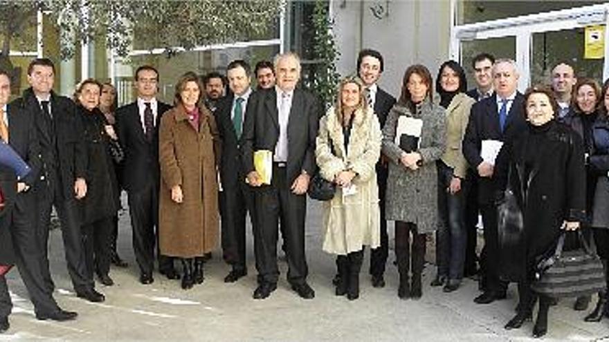Los jefes de gabinete de los consellers y asesores parlamentarios, con Blasco.