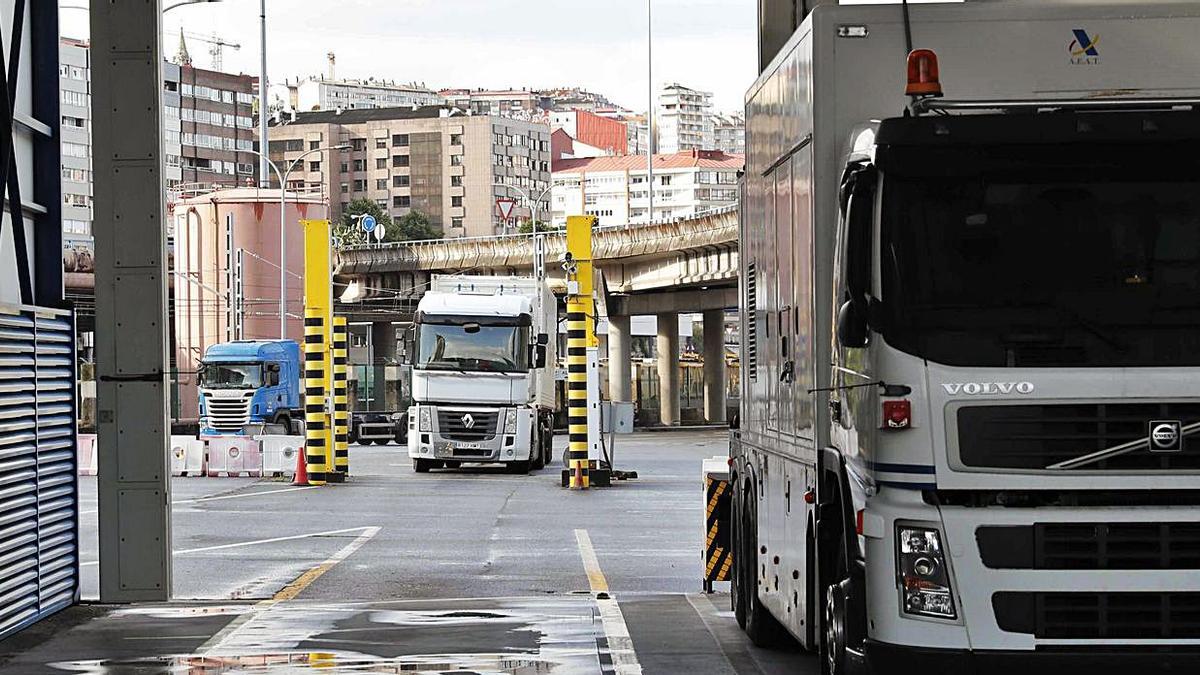 Un camión pasa con un container bajo el portal espectrométrico antiterrorismo. 