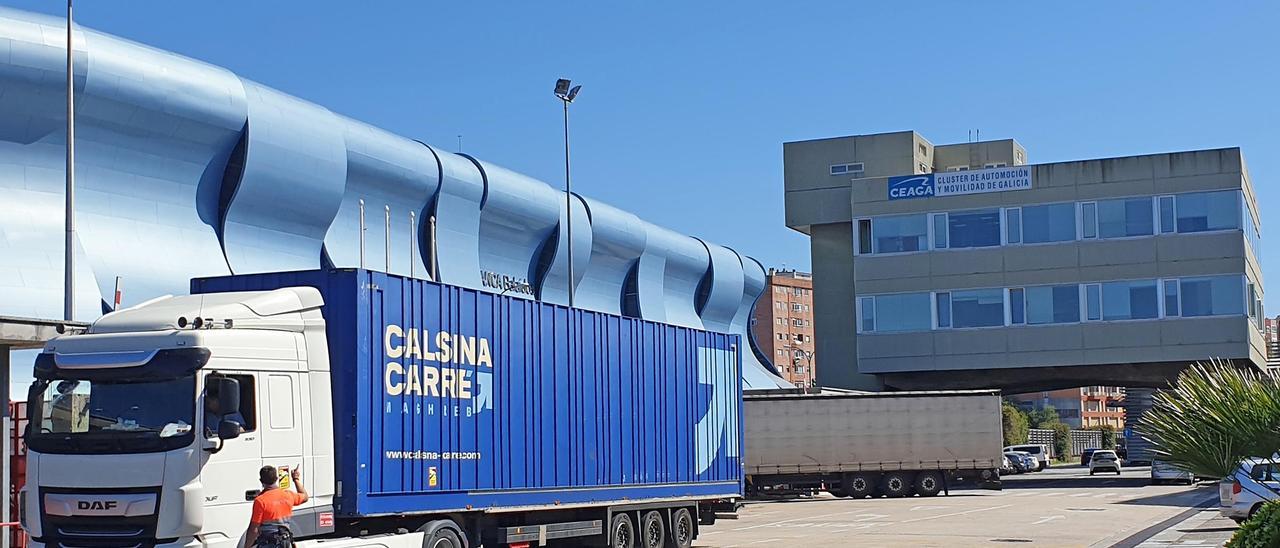 Un camión frente a las instalaciones de Ceaga y Stellantis Vigo, en Balaídos