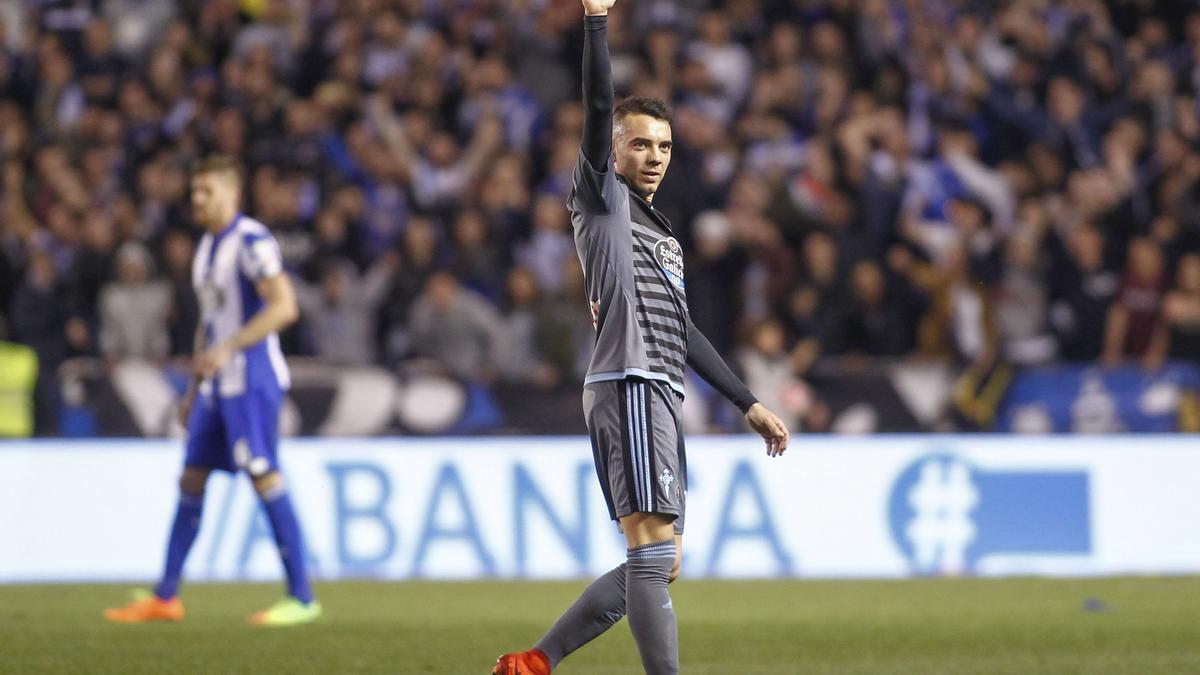 Iago Aspas celebra uno de sus goles en Riazor