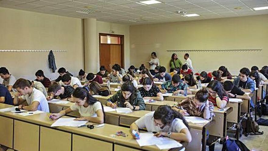 Un grupo de estudiantes realiza la prueba de la EBAU en un aula del Campus Viriato.