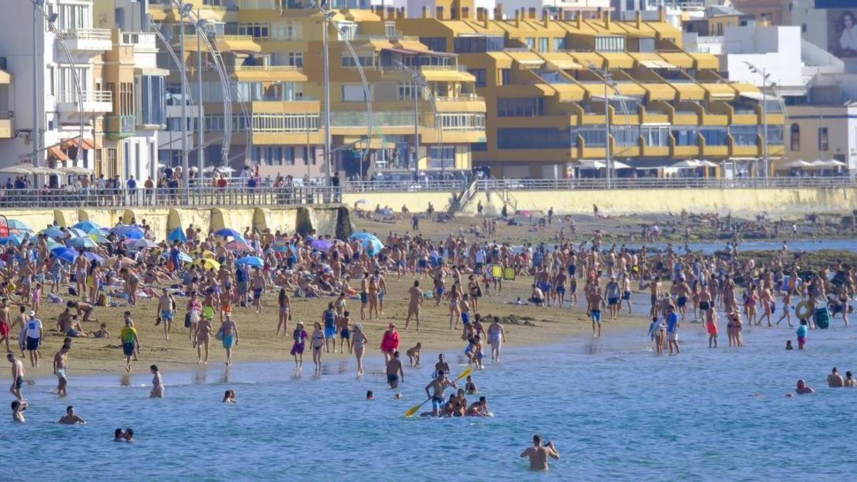 Grupos de personas en la playa de Las Canteras, durante una ola de calor.