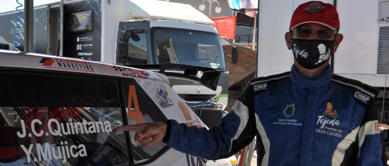Quintana señala su nombre y el de su copiloto, Yeray Mujica, en el Skoda Fabia Rally2 que conduce en el Nacional.