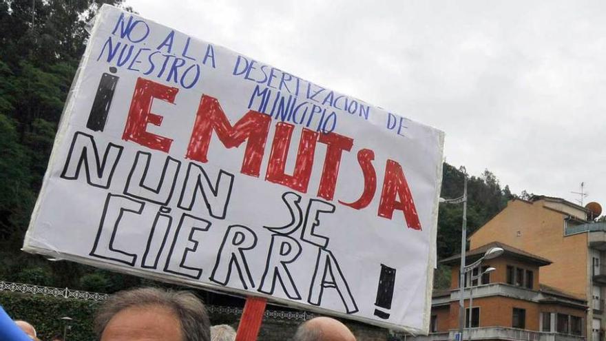 Una protesta en contra del &quot;Montorazo&quot;, el cierre de Emutsa.