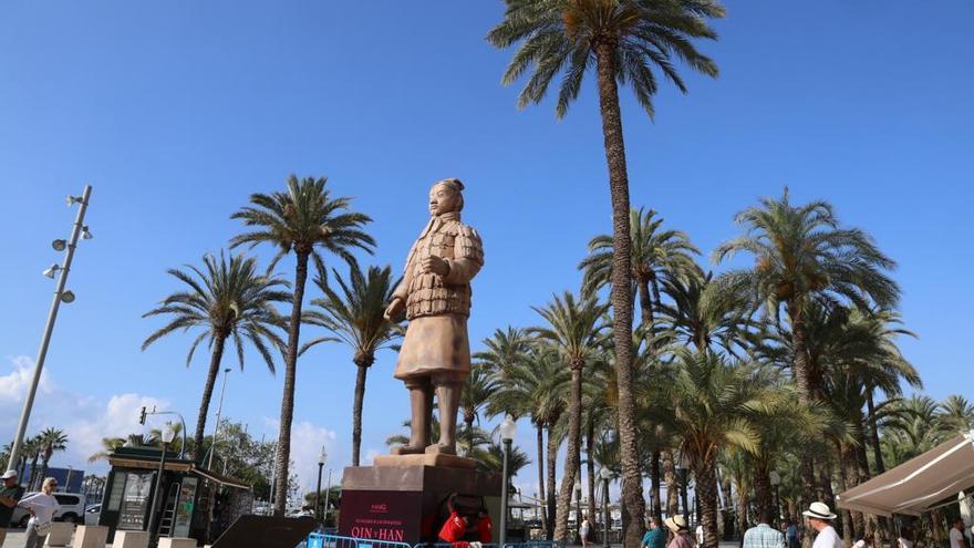 Un guerrero de Xian de 11 metros custodia la Explanada de Alicante