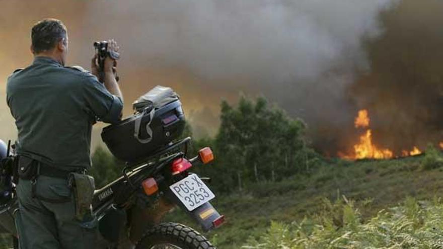 Vista del incendio declarado este verano en Vilardevós en el que se quemaron un centenar de hectáreas.