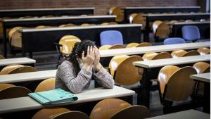 Una estudiante universitaria, en un aula.