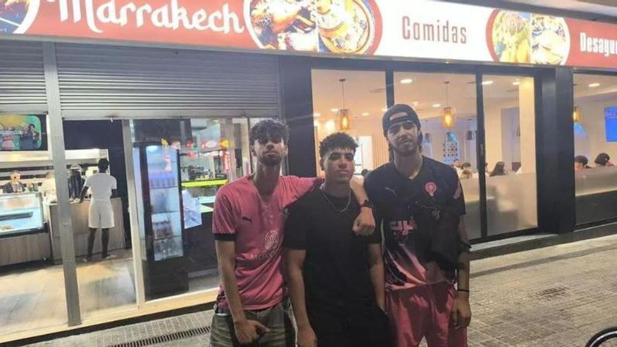 Enttäuschte Marokko-Fans im Viertel Pere Garau während des WM-Spiels gegen Frankreich.