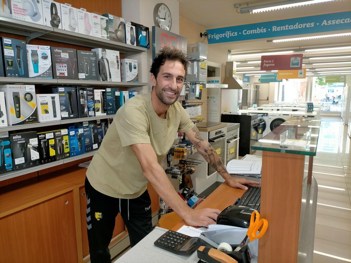 David Costa rere el tauell d'Electrodomèstics Estanyol de Palamós, el negoci familiar