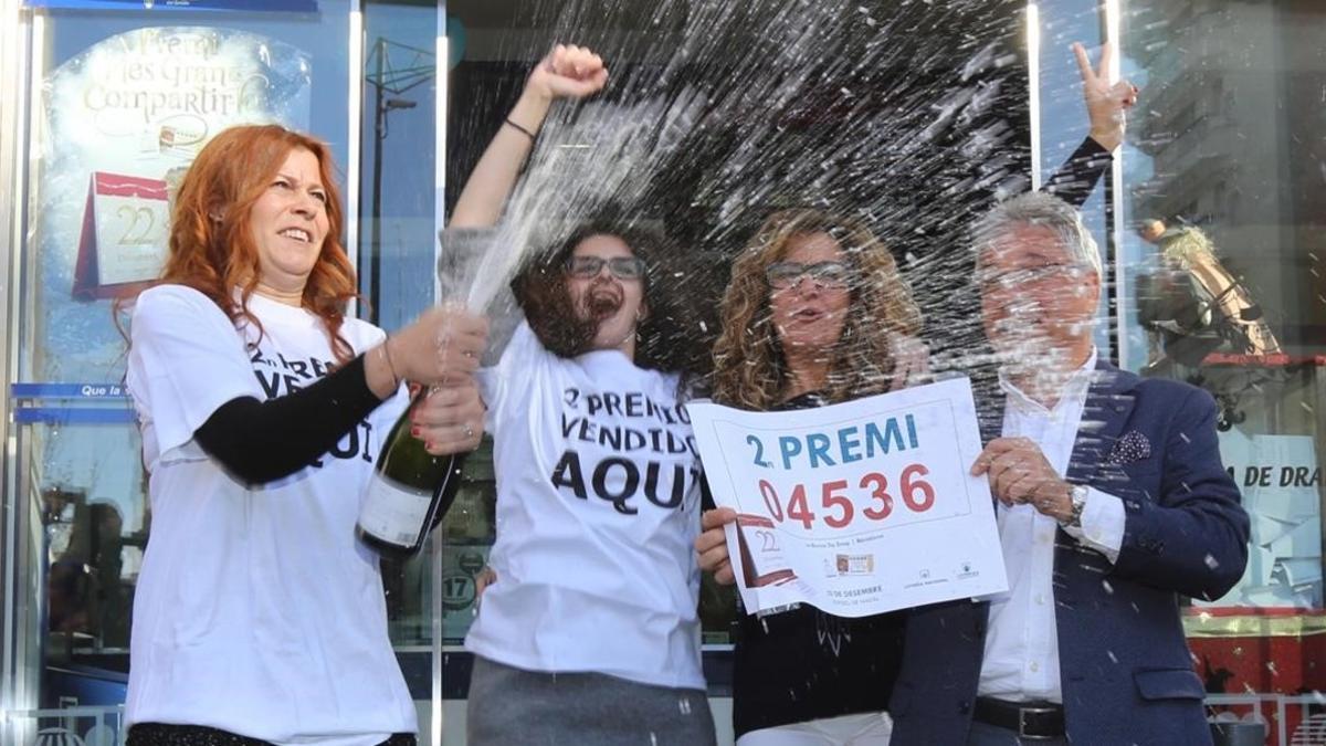 Euforia en la administración 299 de Barcelona tras conocer que había distribuido parte del 4536, uno de los segundos premios de la Lotería de Navidad.