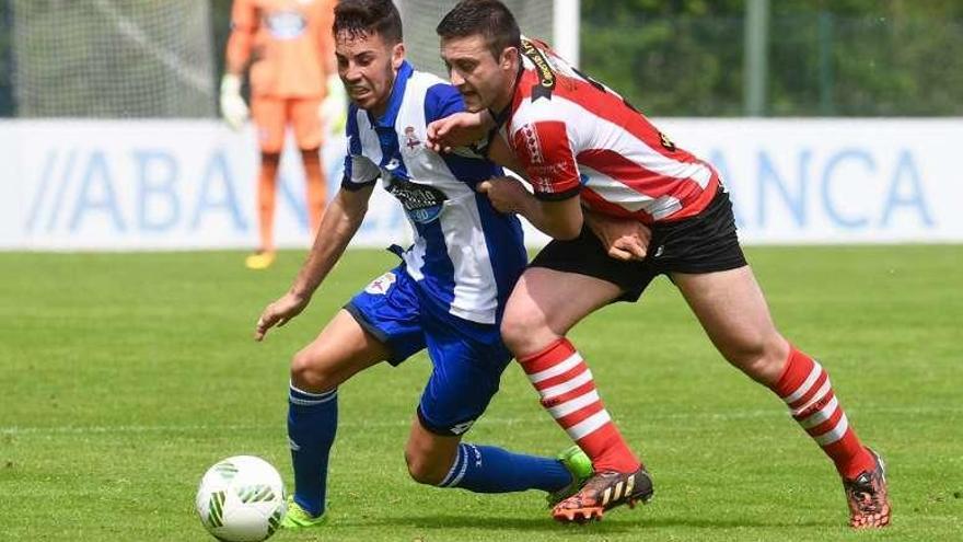 Un jugador del Céltiga presiona a uno del Depor B. // Carlos Pardellas