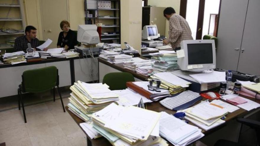 Funcionarios de un juzgado de la capital en la Oficina de la calle de El Riego.