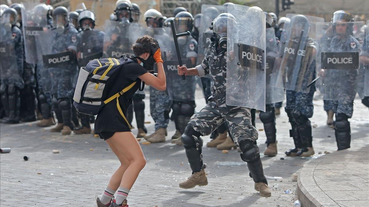 zentauroepp54412028 topshot   a lebanese policeman hits a demonstrator during cl200808193149