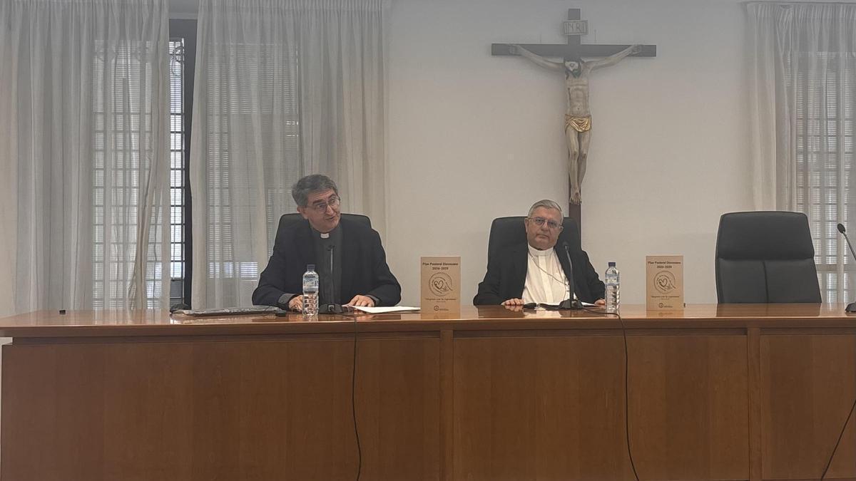 El arzobispo de Mérida-Badajoz, José Rodríguez Carballo y el vicario de Evangelización, Francisco José Andrades en la presentación del plan diocesano 2026-2029