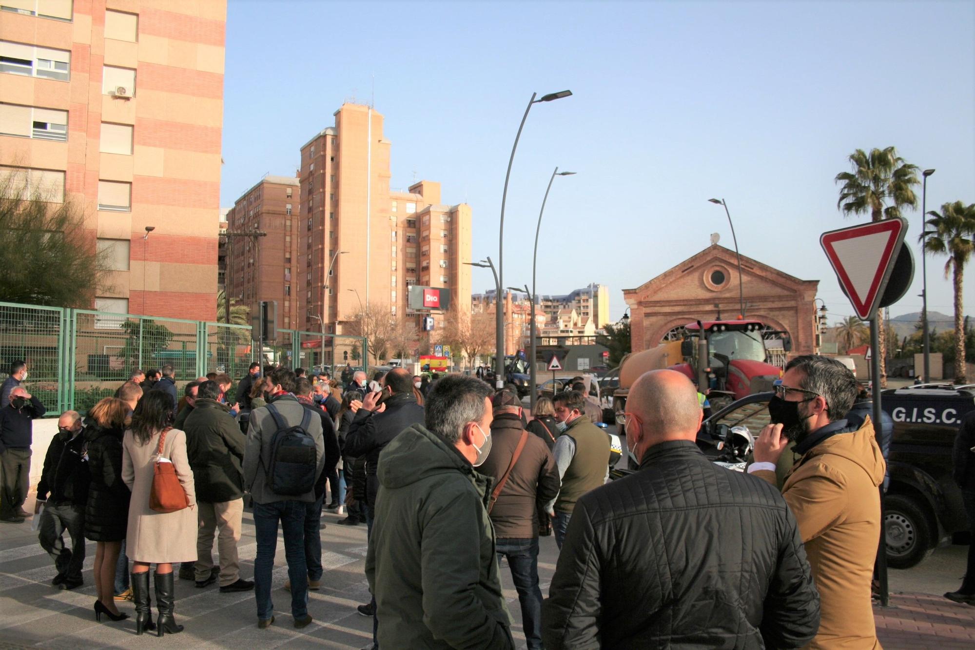 Así ha sido el asalto de los ganaderos al Pleno municipal de Lorca